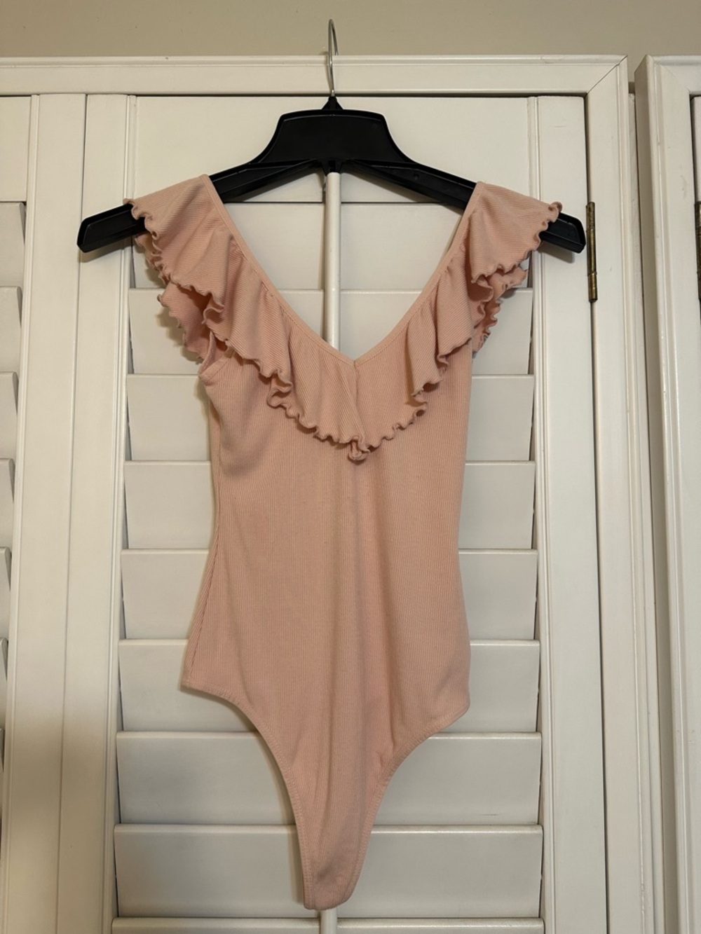 Wilfred Dusty Rose Ruffle V‑Neck Bodysuit